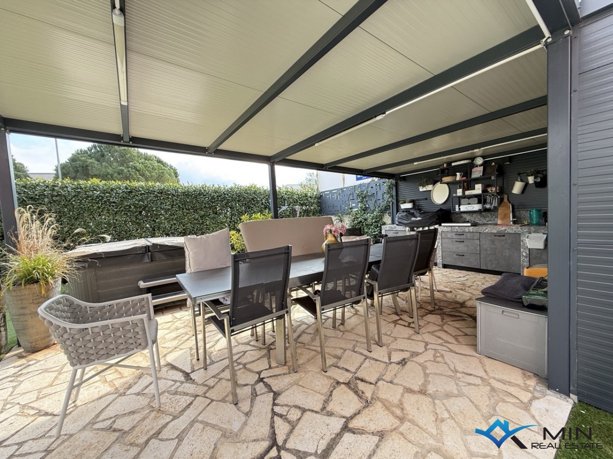 Appartamento con ampio giardino e jacuzzi a Novigrad