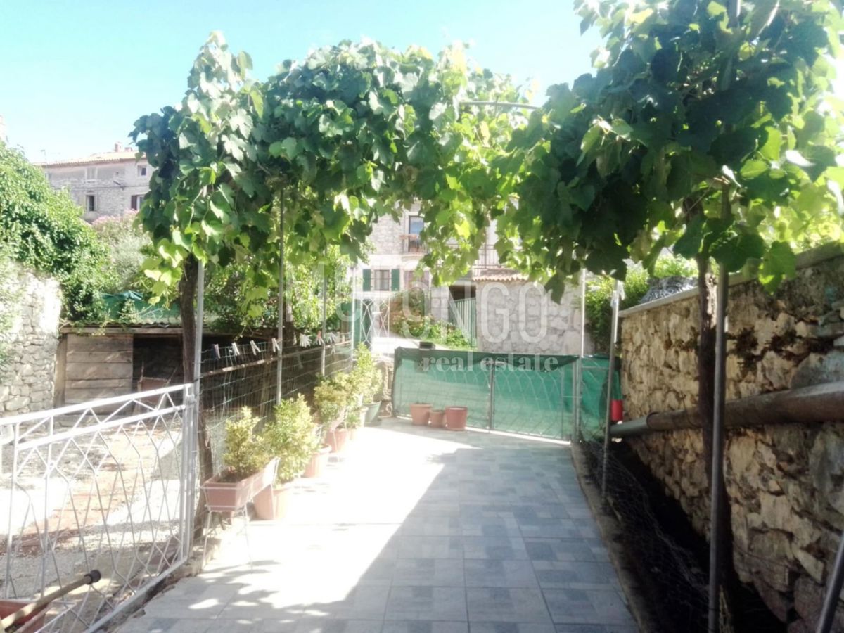 ISTRIA, VERTENEGLIO – La tua fuga istriana: giardino, terrazza e a soli 6 km dal mare