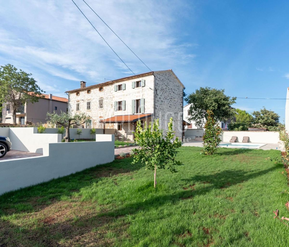 ISTRIA, zona di PARENZO – Casa in pietra di design con piscina e vista mare