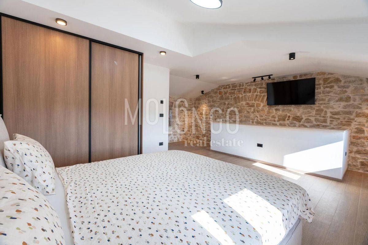 ISTRIA, zona di PARENZO – Casa in pietra di design con piscina e vista mare