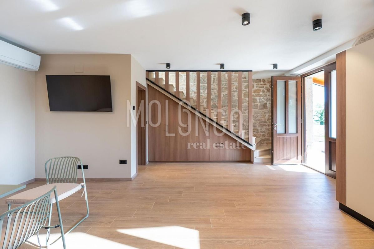 ISTRIA, zona di PARENZO – Casa in pietra di design con piscina e vista mare