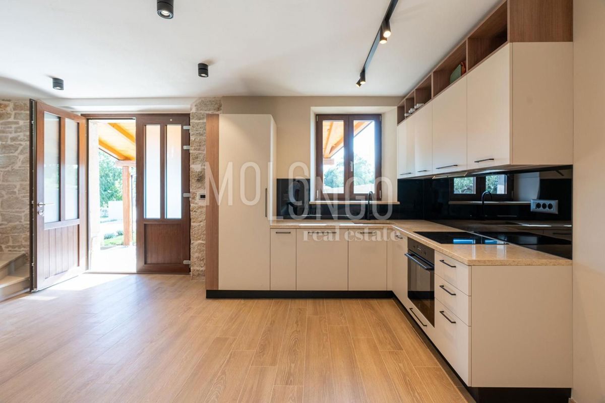 ISTRIA, zona di PARENZO – Casa in pietra di design con piscina e vista mare