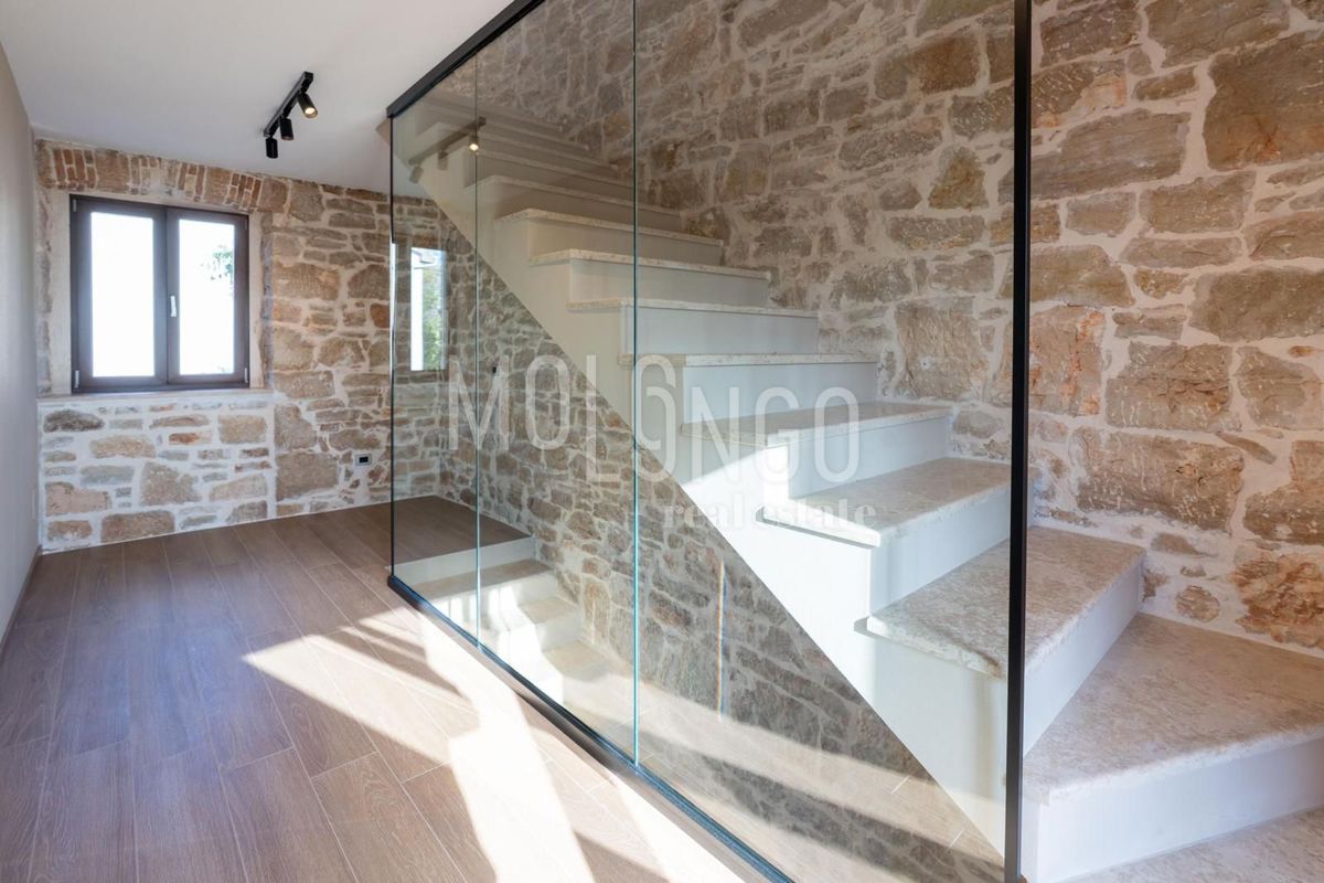 ISTRIA, zona di PARENZO – Casa in pietra di design con piscina e vista mare