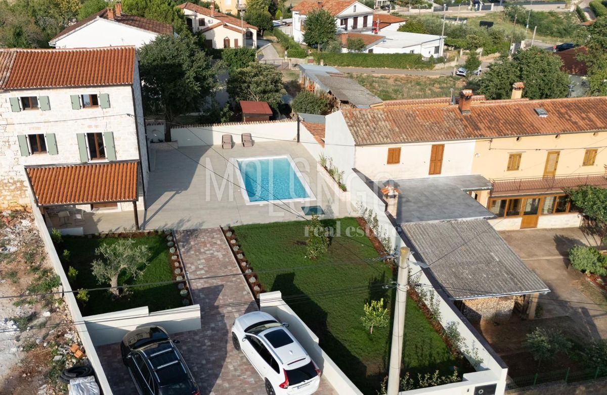 ISTRIA, zona di PARENZO – Casa in pietra di design con piscina e vista mare