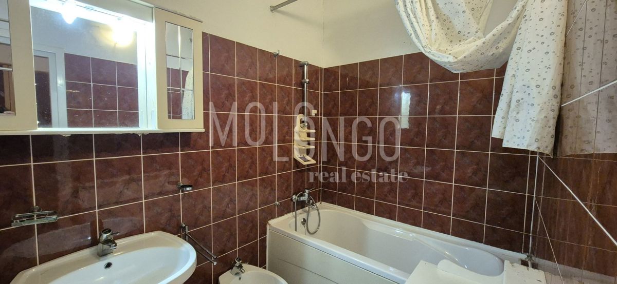 CRIKVENICA, casa bifamiliare vicino al centro città, RIDOTTO!