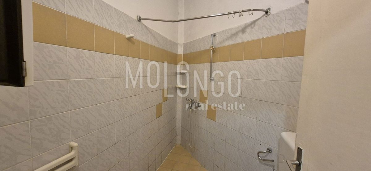 CRIKVENICA, casa bifamiliare vicino al centro città, RIDOTTO!