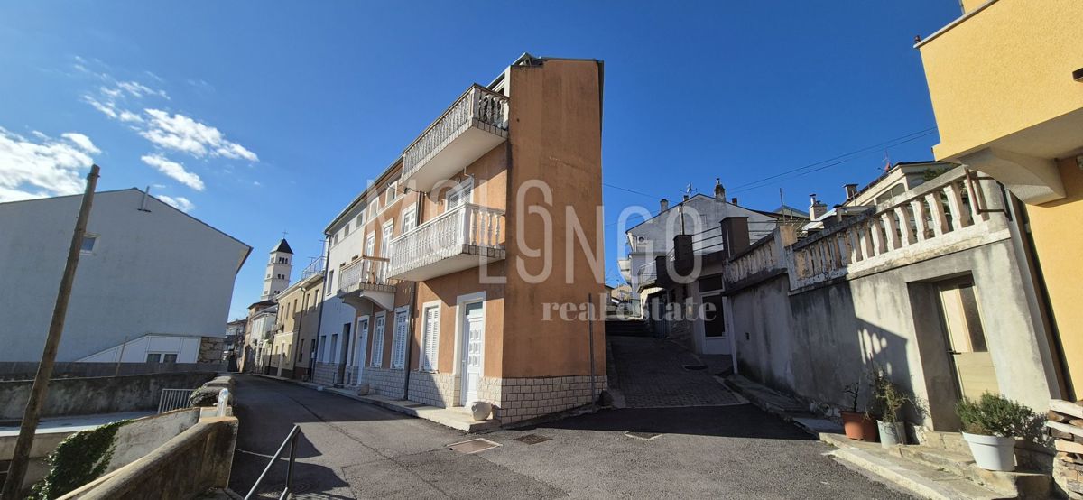 CRIKVENICA, casa bifamiliare vicino al centro città, RIDOTTO!