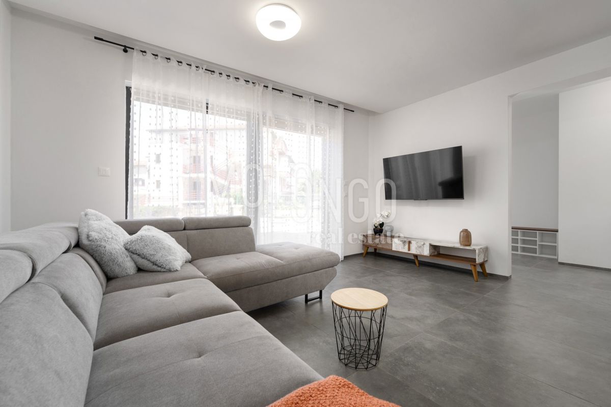 ISTRA, FUNTANA - vrhunski stan u prizemlju, 500 m od mora