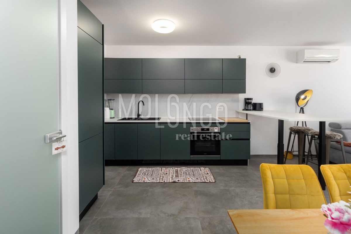 ISTRA, FUNTANA - vrhunski stan u prizemlju, 500 m od mora