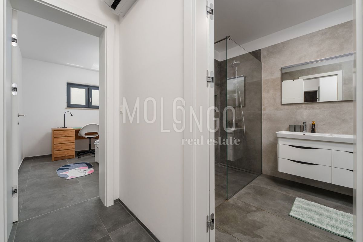 ISTRA, FUNTANA - vrhunski stan u prizemlju, 500 m od mora