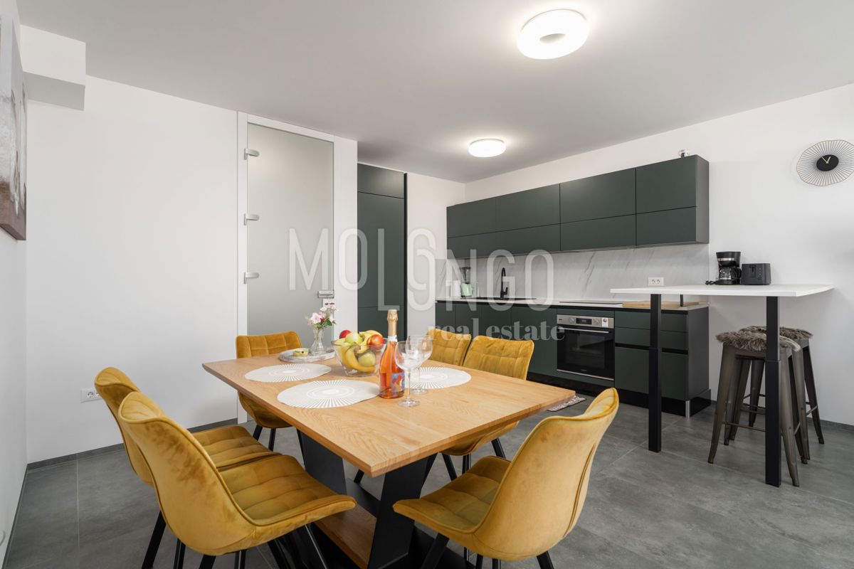 ISTRA, FUNTANA - vrhunski stan u prizemlju, 500 m od mora