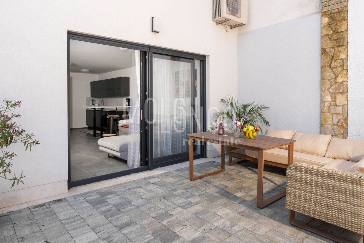 ISTRA, FUNTANA - vrhunski stan u prizemlju, 500 m od mora