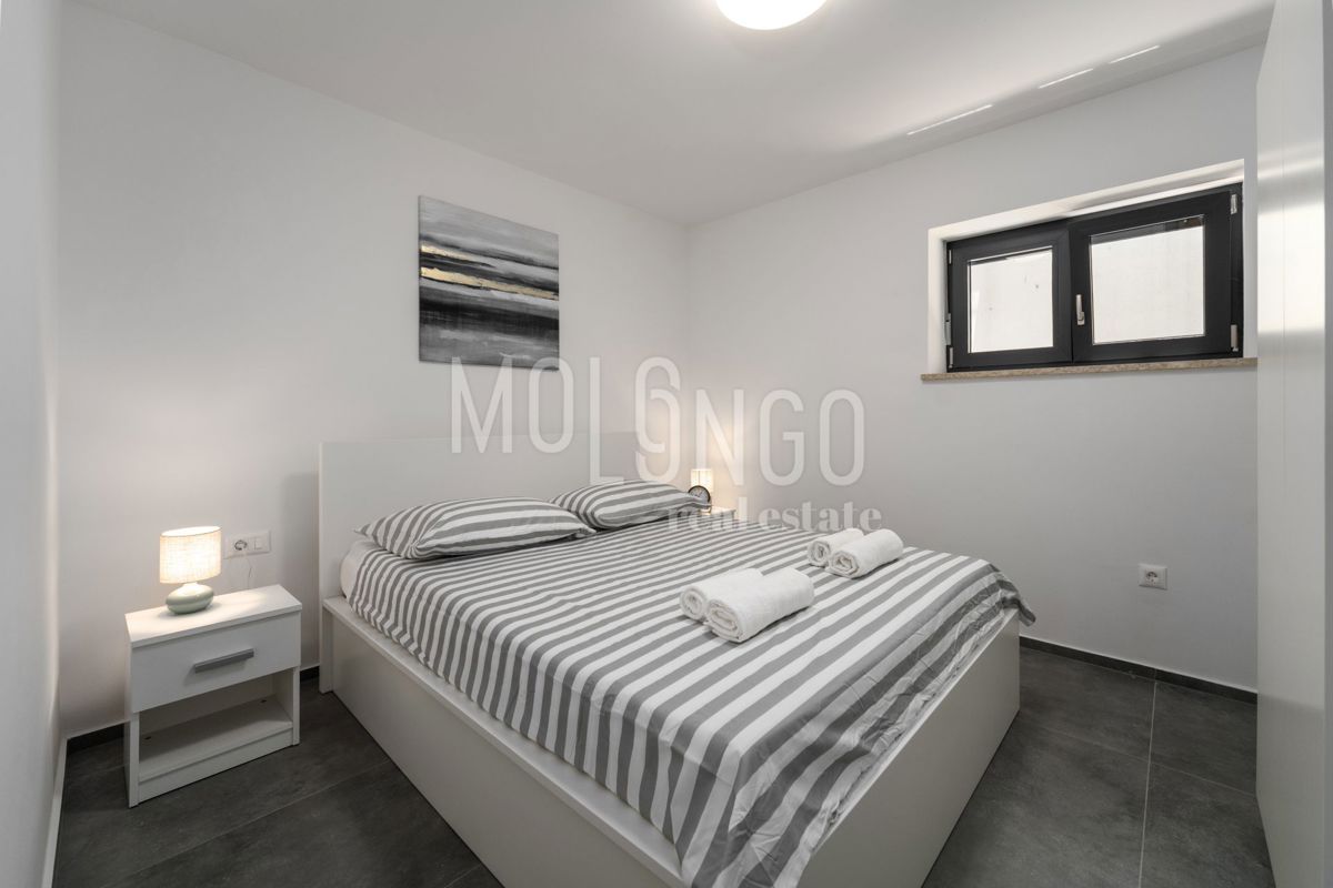 ISTRA, FUNTANA - vrhunski stan u prizemlju, 500 m od mora