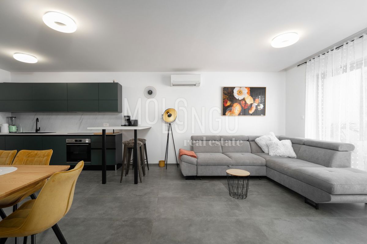 ISTRA, FUNTANA - vrhunski stan u prizemlju, 500 m od mora