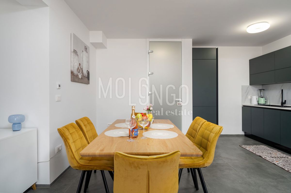 ISTRA, FUNTANA - vrhunski stan u prizemlju, 500 m od mora