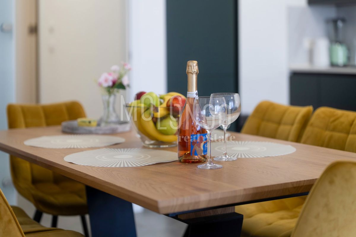 ISTRA, FUNTANA - vrhunski stan u prizemlju, 500 m od mora