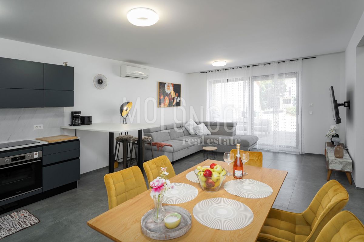 ISTRA, FUNTANA - vrhunski stan u prizemlju, 500 m od mora