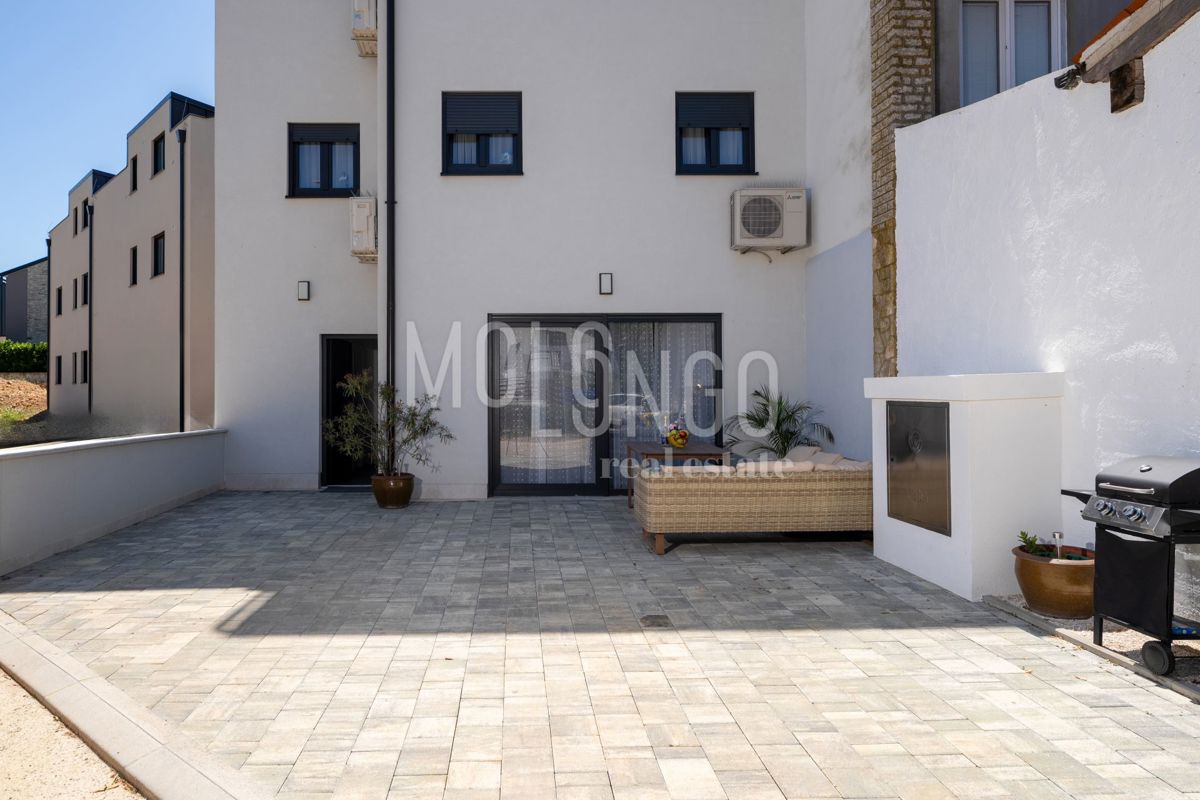 ISTRA, FUNTANA - vrhunski stan u prizemlju, 500 m od mora