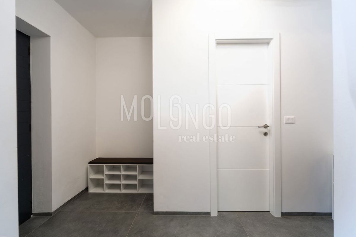 ISTRA, FUNTANA - vrhunski stan u prizemlju, 500 m od mora