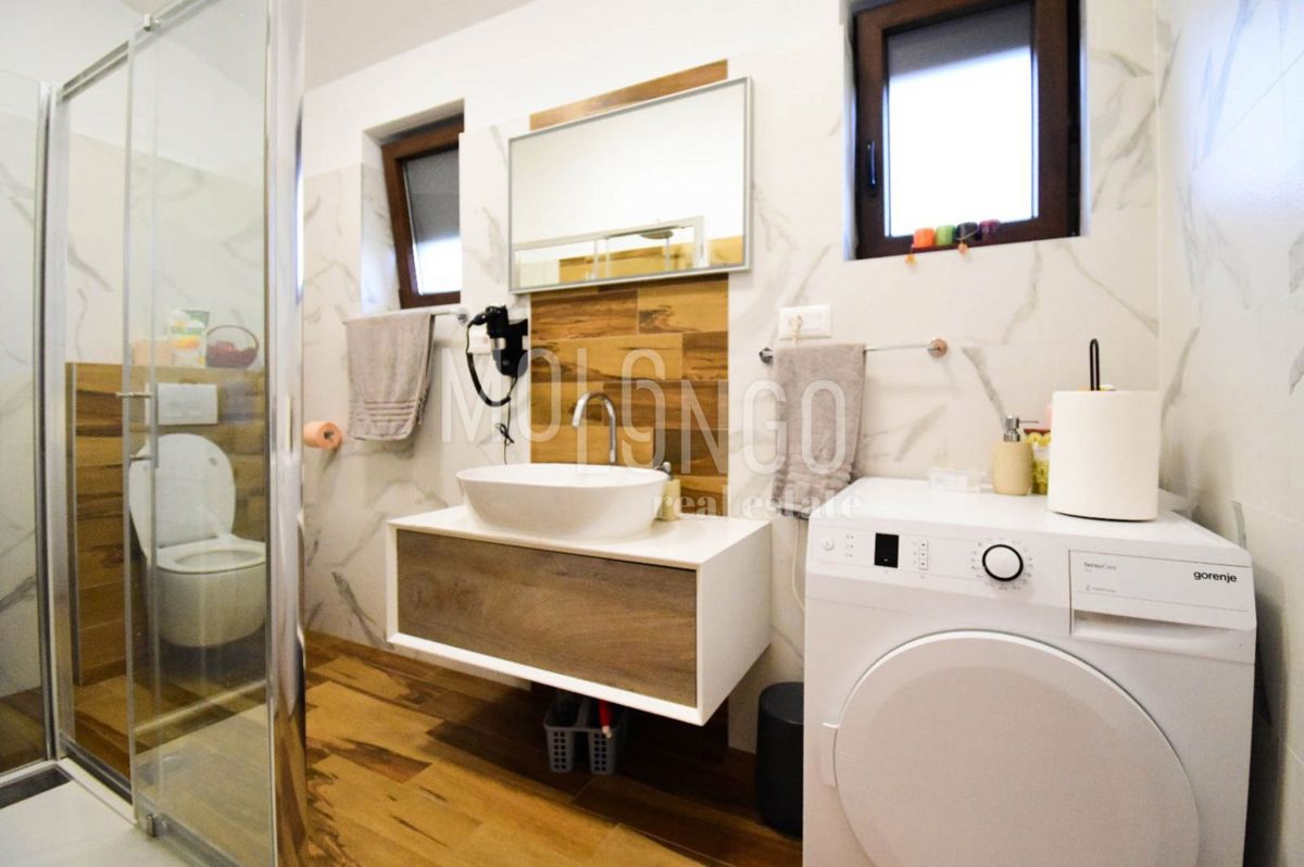 ISTRIA, dintorni di POREČ – OCCASIONE! Casa moderna a 10 minuti dal mare
