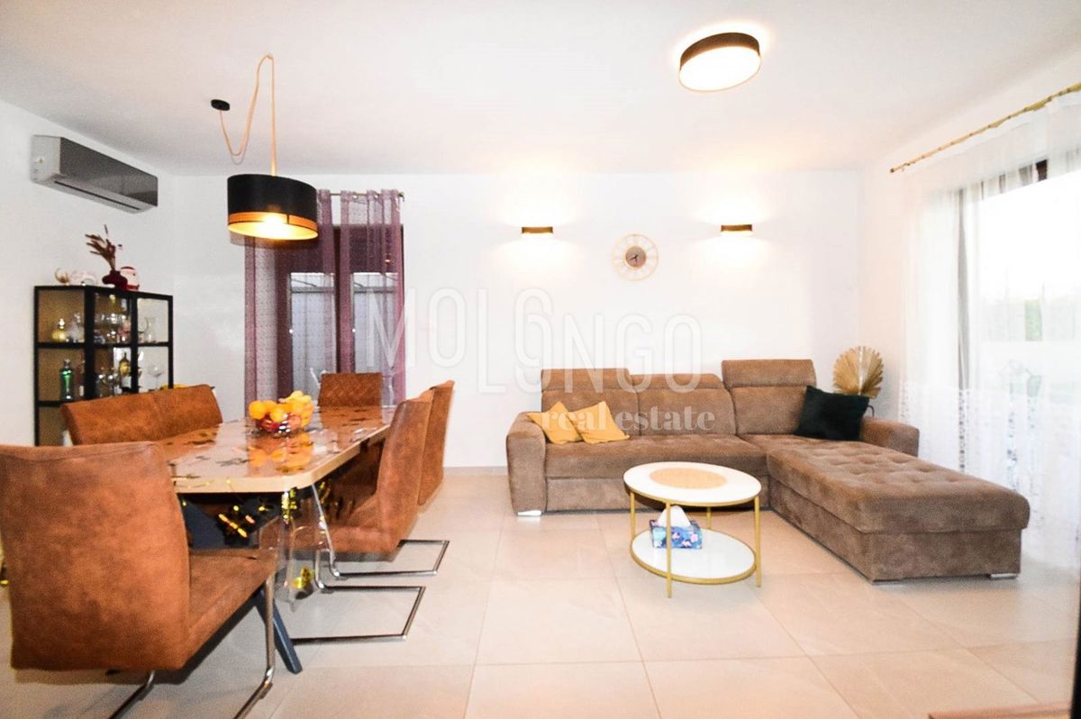 ISTRIA, dintorni di POREČ – OCCASIONE! Casa moderna a 10 minuti dal mare