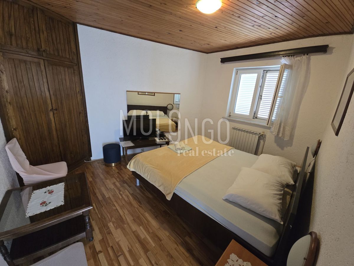 JADRANOVO, casa con cinque appartamenti, a 450 m dal mare