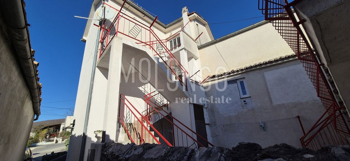 JADRANOVO, casa con cinque appartamenti, a 450 m dal mare