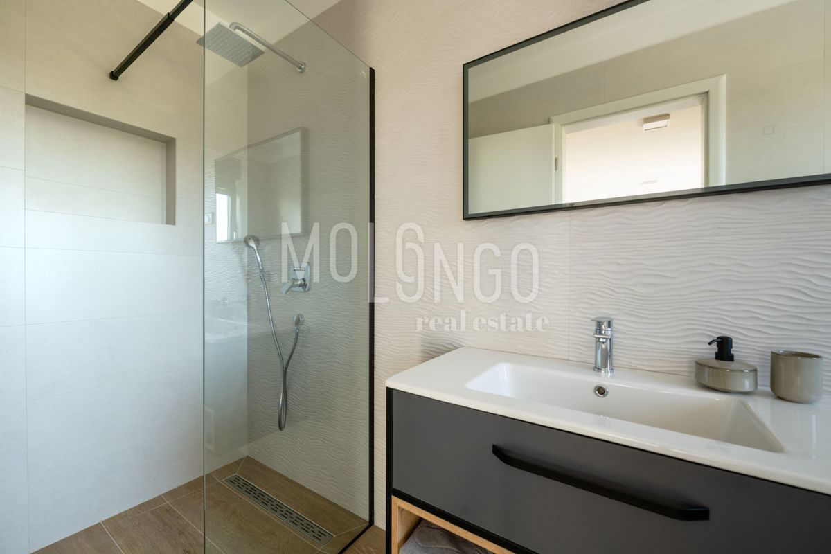 ISTRA – Moderna villa s bazenom i pogledom na more!