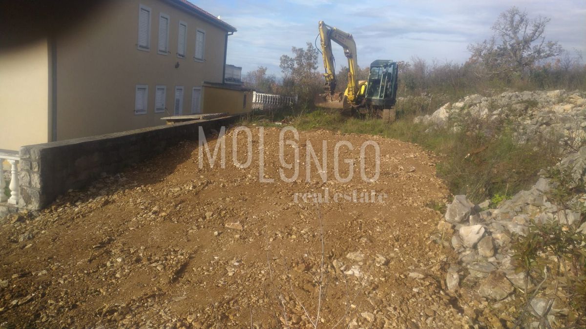 CRIKVENICA, terreno edificabile 678 m2 con permesso di costruzione