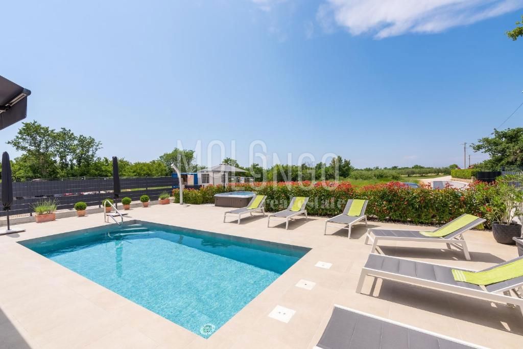 ISTRIA, PARENZO – Lussuosa Villa Moderna con Piscina