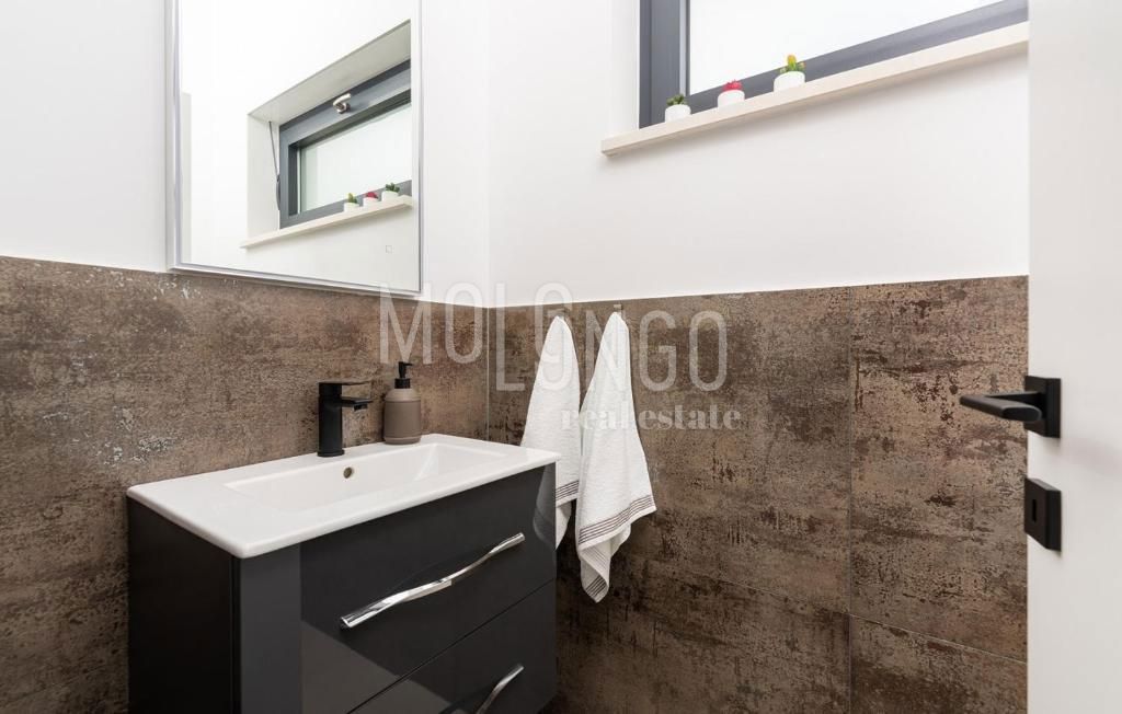 ISTRIA, PARENZO – Lussuosa Villa Moderna con Piscina