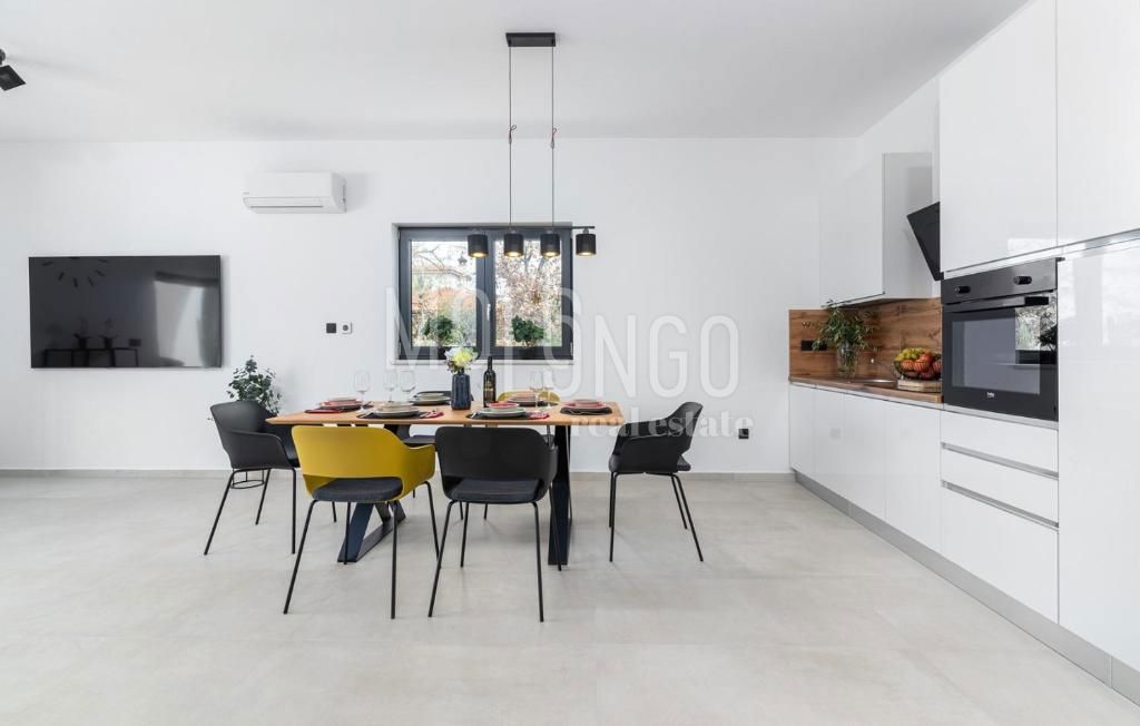 ISTRIA, PARENZO – Lussuosa Villa Moderna con Piscina