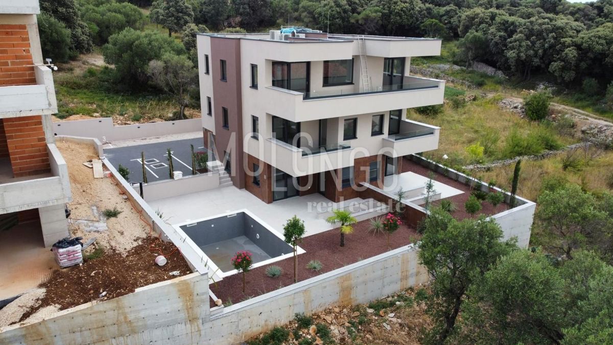 NOVALJA, JAKIŠNICA – Luksuzan stan u prizemlju s privatnim vrtom i vrhunskom opremom