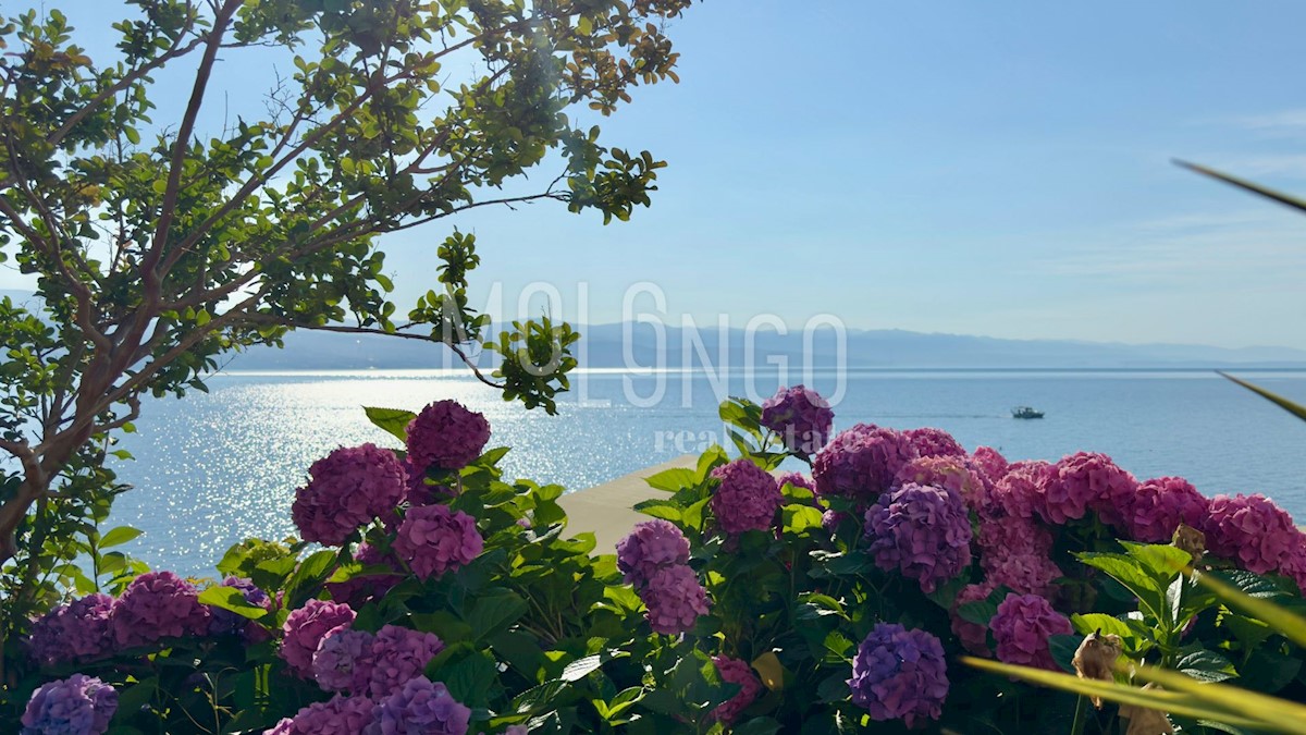 OPATIJA, appartamento sul mare con ampia terrazza