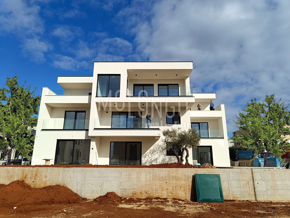 ISTRA, POREČ Appartamento top con piscina, a 800 m dal mare.