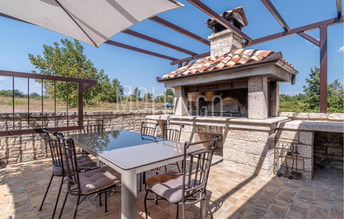 ISTRIA, BARBAN – Ottima opportunità: casa, appartamenti in fase di costruzione grezza e terreno agricolo in un contesto naturale.