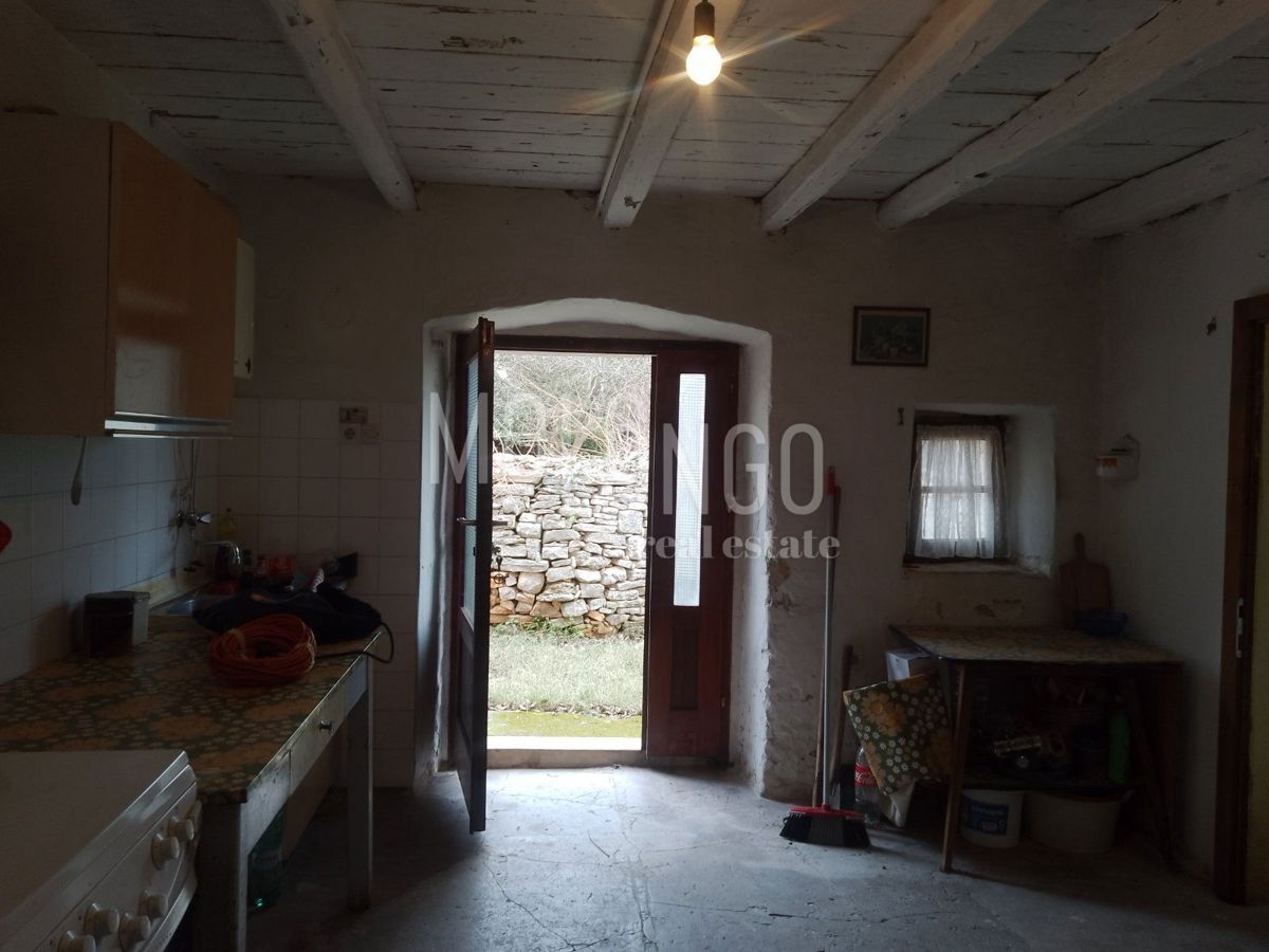 ISTRIA, dintorni di POLA – Casa in pietra da ristrutturare