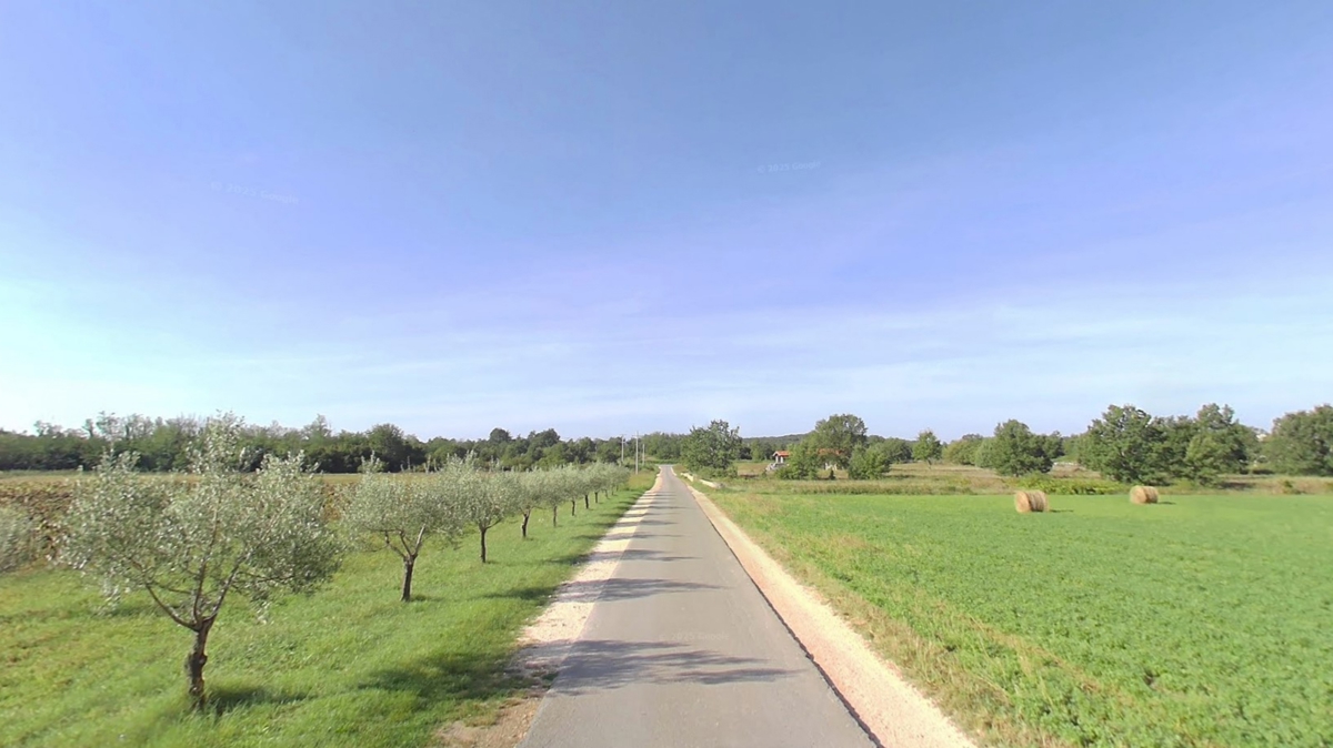 ISTRIA, zona di Parenzo – Terreno edificabile di pregio in posizione tranquilla