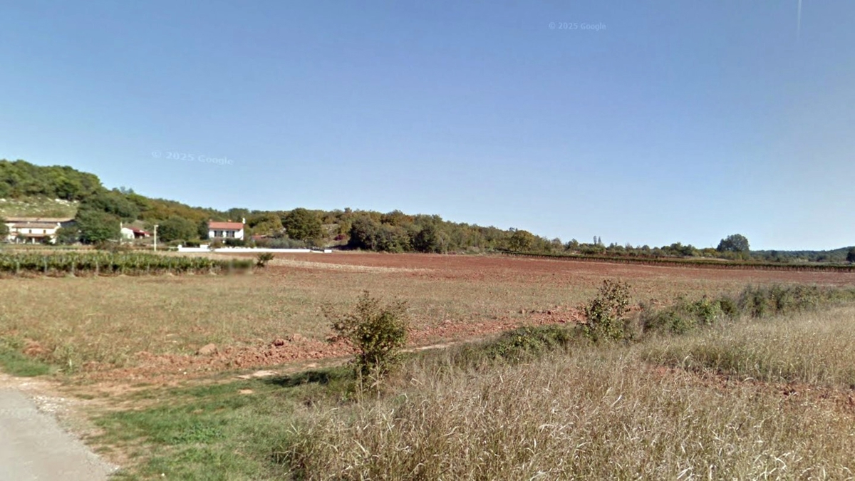 ISTRIA, zona di Parenzo – Terreno edificabile di pregio in posizione tranquilla