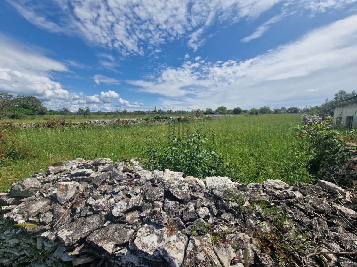 Istria, Vodnjan - Peroj Bel terreno grande vicino alla strada principale, vista mare