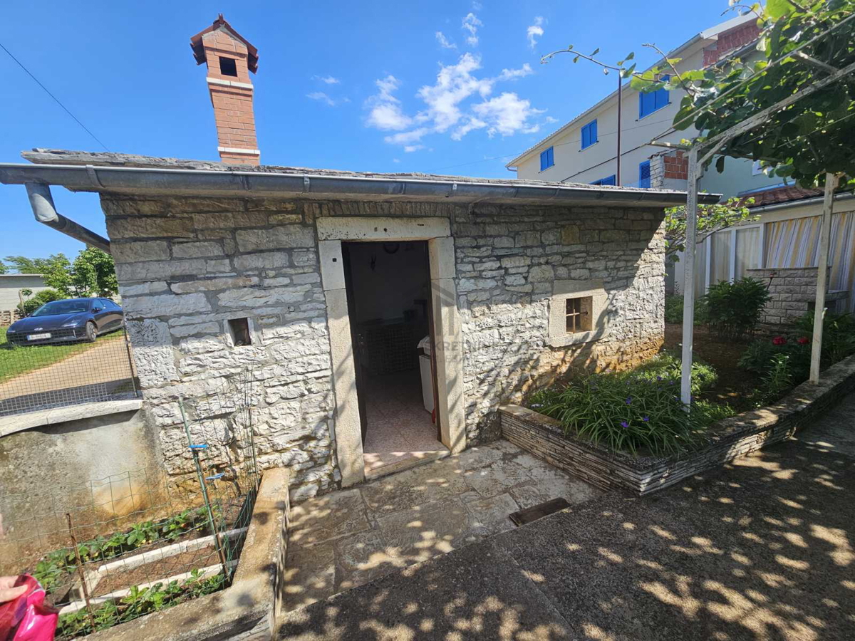Istria, Gimino, dintorni, vecchia casa con servizi aggiuntivi
