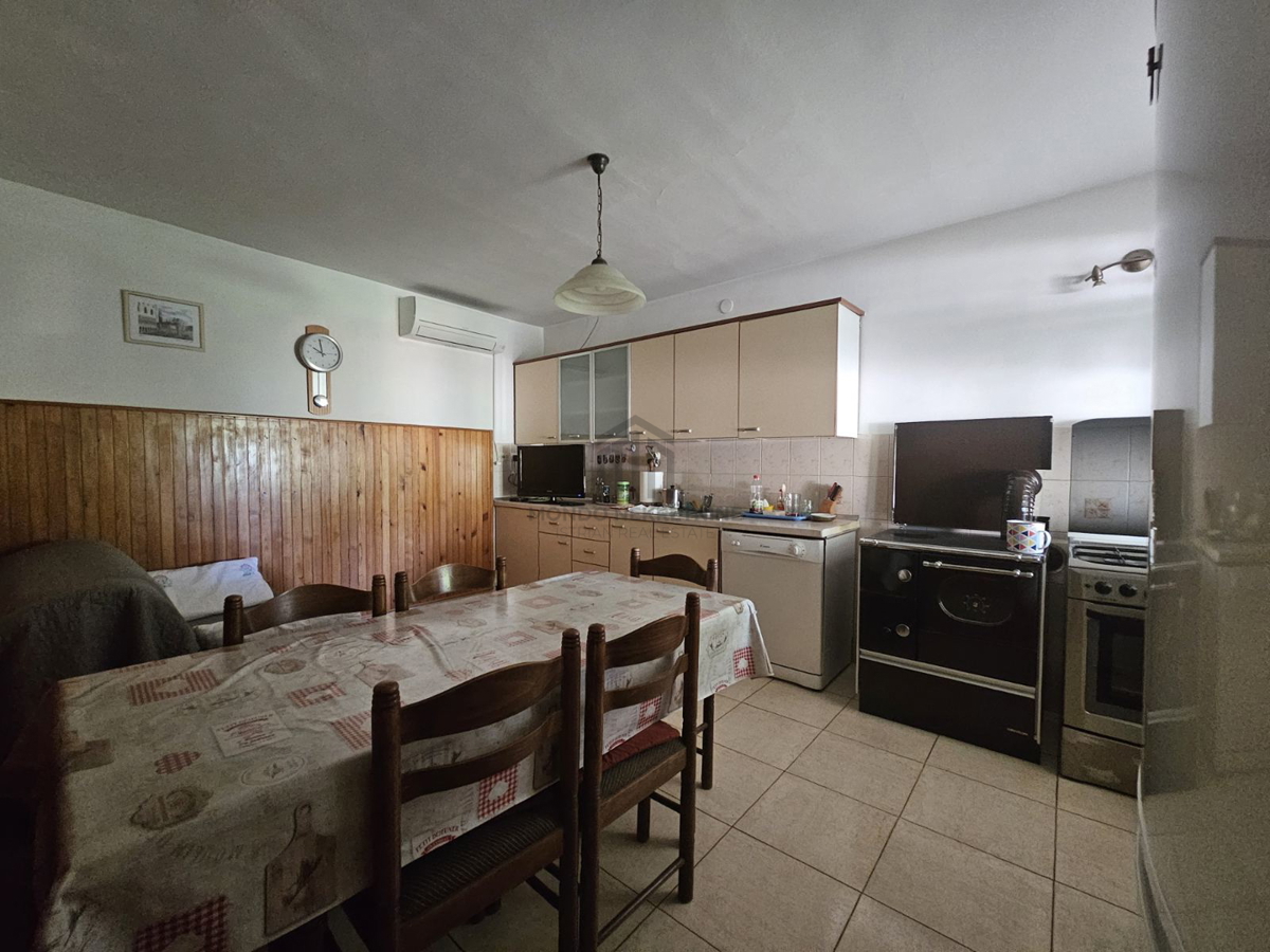Istria, Gimino, dintorni, vecchia casa con servizi aggiuntivi