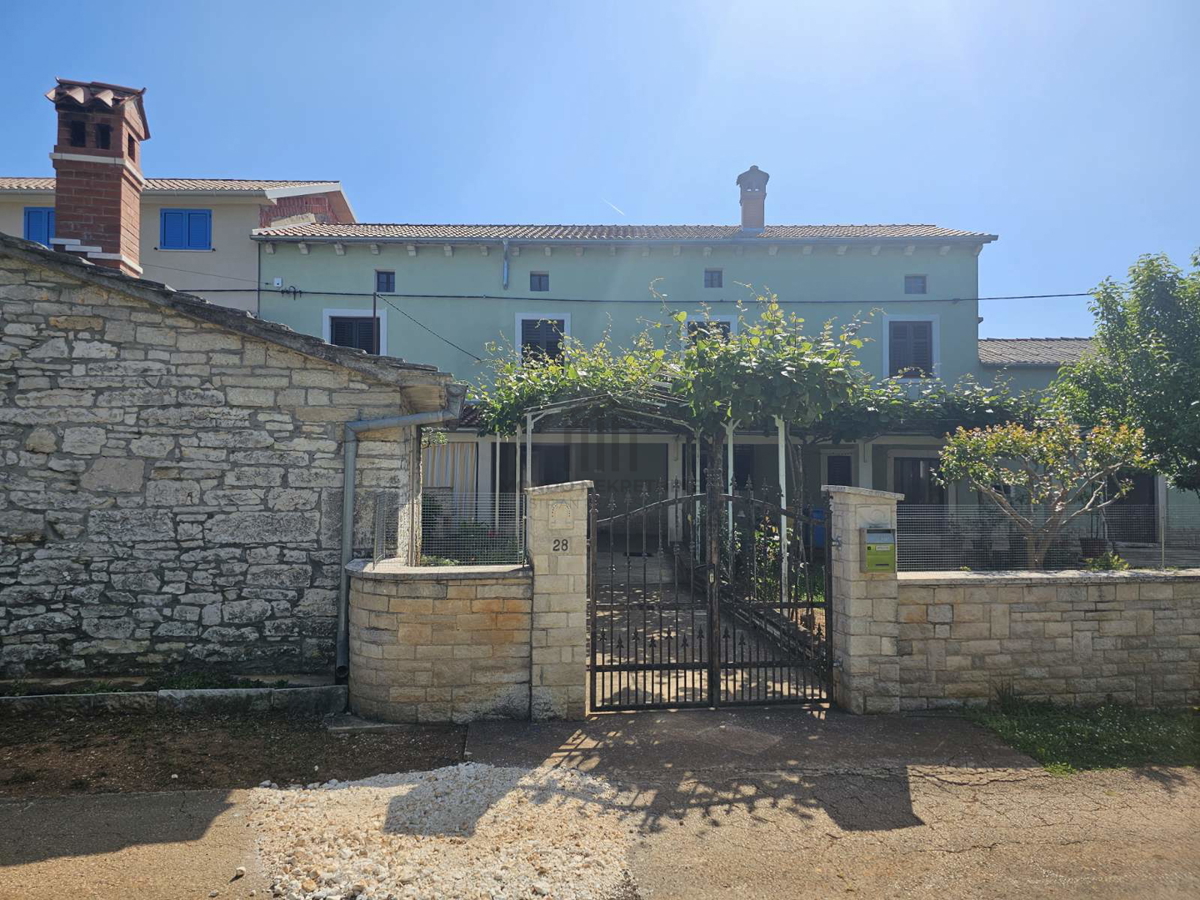 Istria, Gimino, dintorni, vecchia casa con servizi aggiuntivi