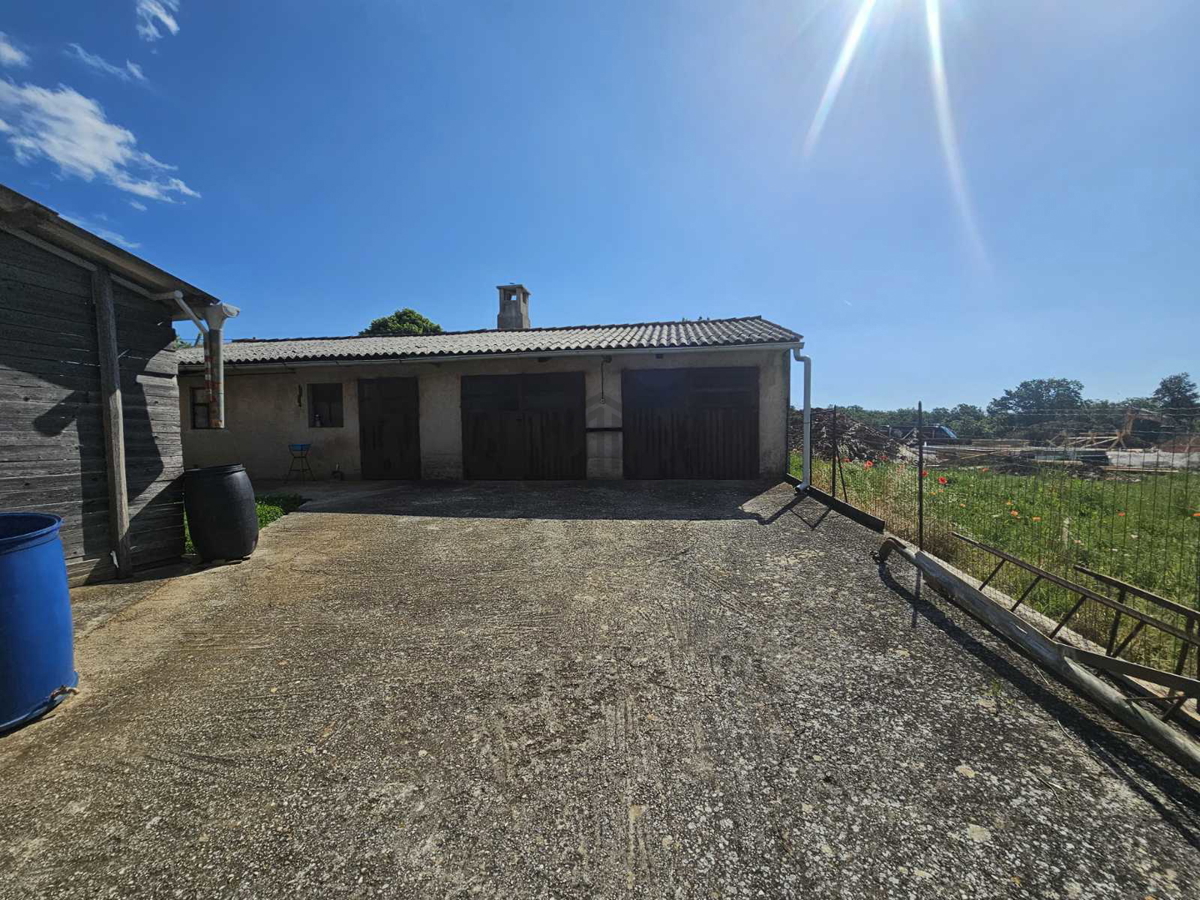 Istria, Gimino, dintorni, vecchia casa con servizi aggiuntivi