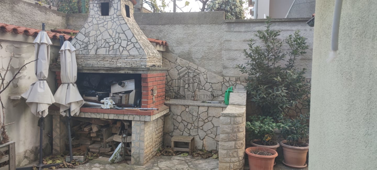 Istria, Pola, appartamento con 2 camere da letto, piano terra 100 m2;