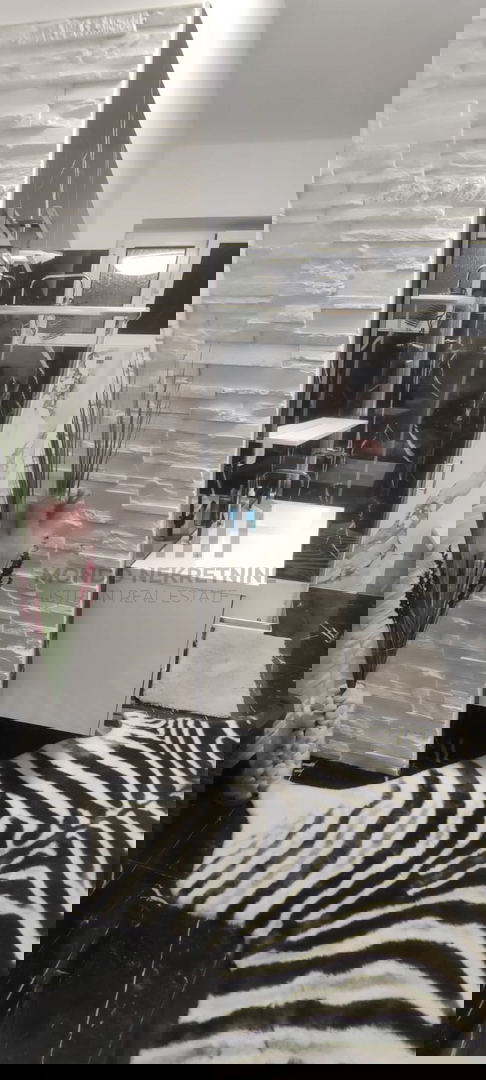 Istria, Pola, appartamento con 2 camere da letto, piano terra 100 m2;