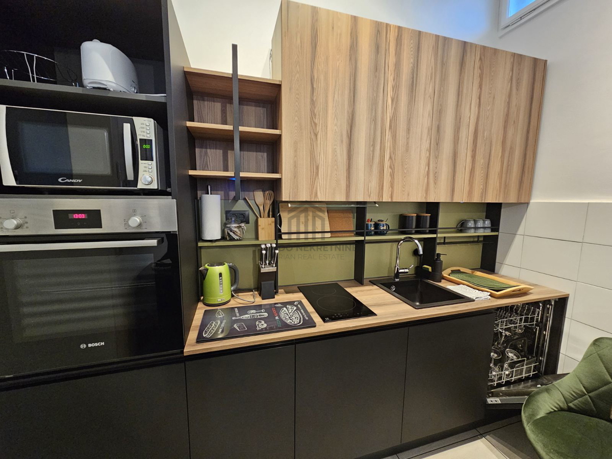 Istria, Pola, centro città, bellissimo appartamento particolarmente ben arredato