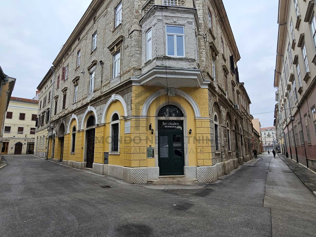 Istria, Pola, centro città, bellissimo appartamento particolarmente ben arredato