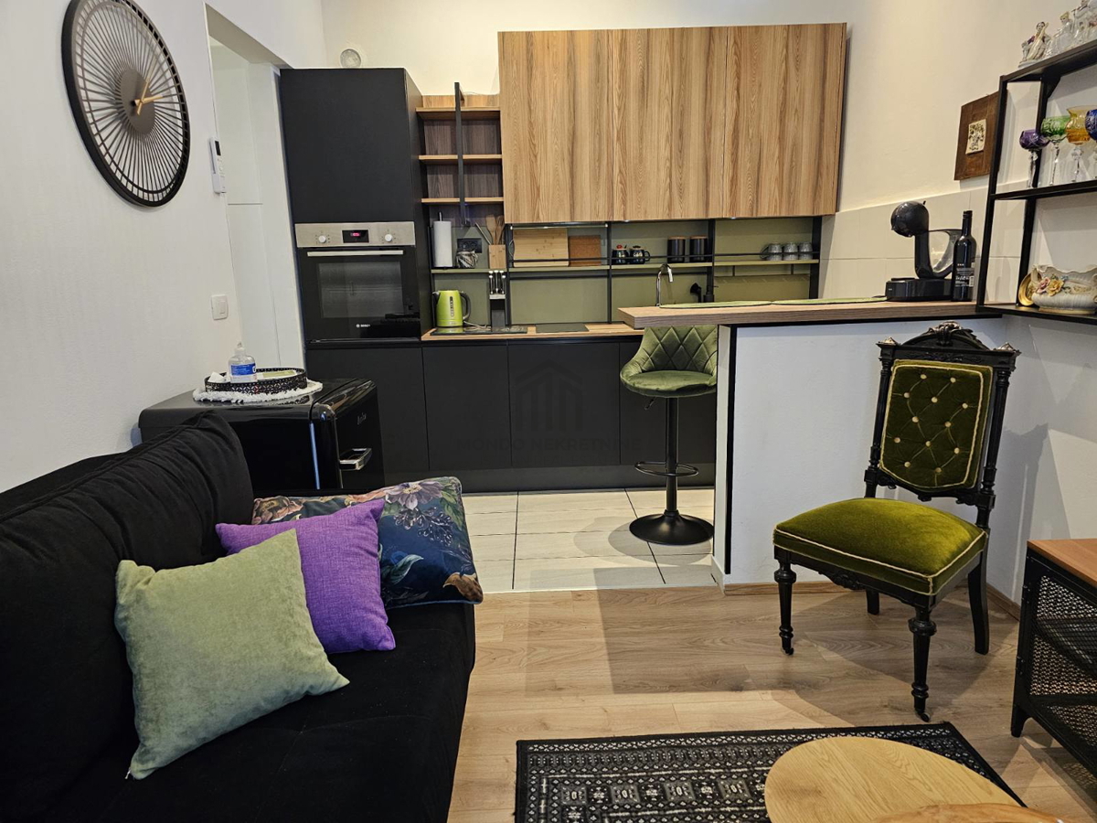 Istria, Pola, centro città, bellissimo appartamento particolarmente ben arredato