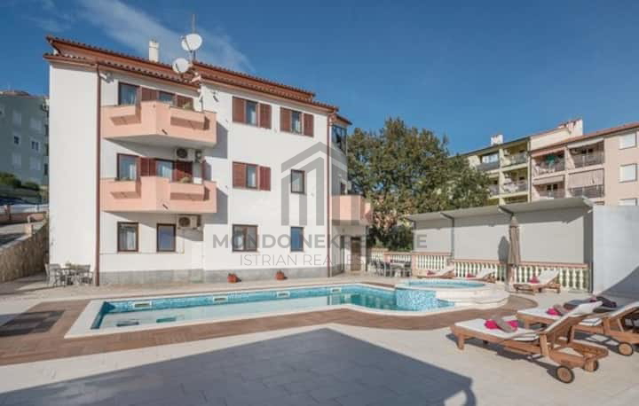 Bella villa con piscina, Pola vicino al mare